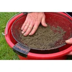 DYNAMITE BAITS Dynamite Swim Stim Commercial Groundbait Silver Fish Betaine Green 900g -Salmo Ventas SEQ 2 6 Leave and then riddle off the groundbait 550x550w 2