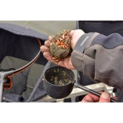 DYNAMITE BAITS Dynamite Swim Stim Commercial Groundbait Silver Fish Betaine Green 900g -Salmo Ventas The short line os kicked off with one ball fo gorundbait with maggots and casters 550x550w 2