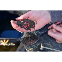 DYNAMITE BAITS Dinamita Swim Stim Groundbait F1 Sweet Black 800g -Salmo Ventas f1 cool water groundbait with maggots 550x550w